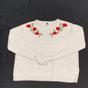 Cropped sweater with rose embroidery details